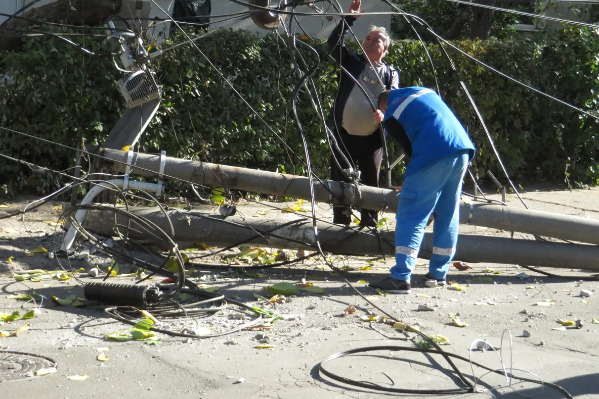 Un tir care aducea marfă la Penny Market a rupt un stâlp de electricitate