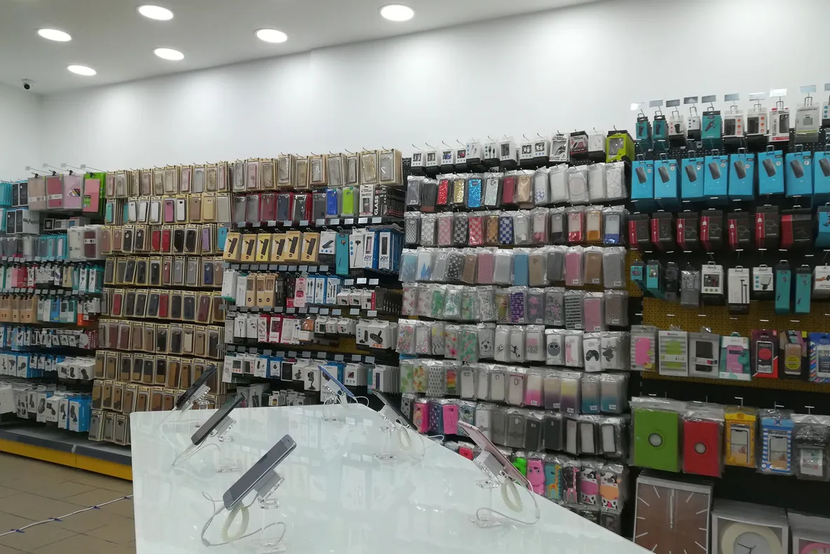 Brăilean cercetat pentru furt calificat! Tânărul a sustras un telefon mobil dintr-un magazin și a fugit!