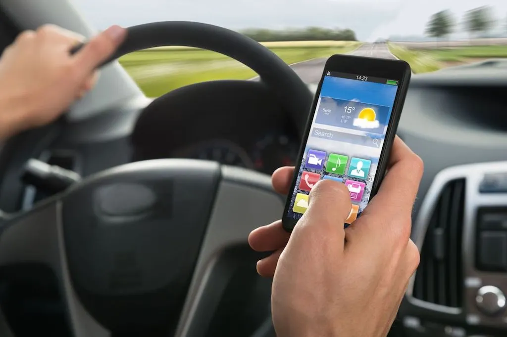 Folosirea telefonului la volan l-a dus pe contrasens și i-a adus și un dosar penal