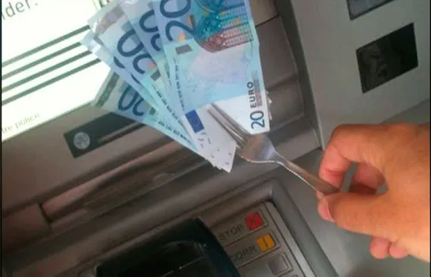 Magistrații gorjeni au dispus confiscarea furculițelor folosite de brăileni pentru spargerea bancomatelor!