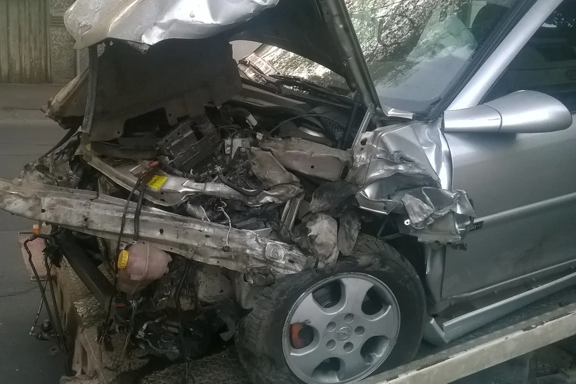 Trei persoane rănite într-un accident pe DN 2B