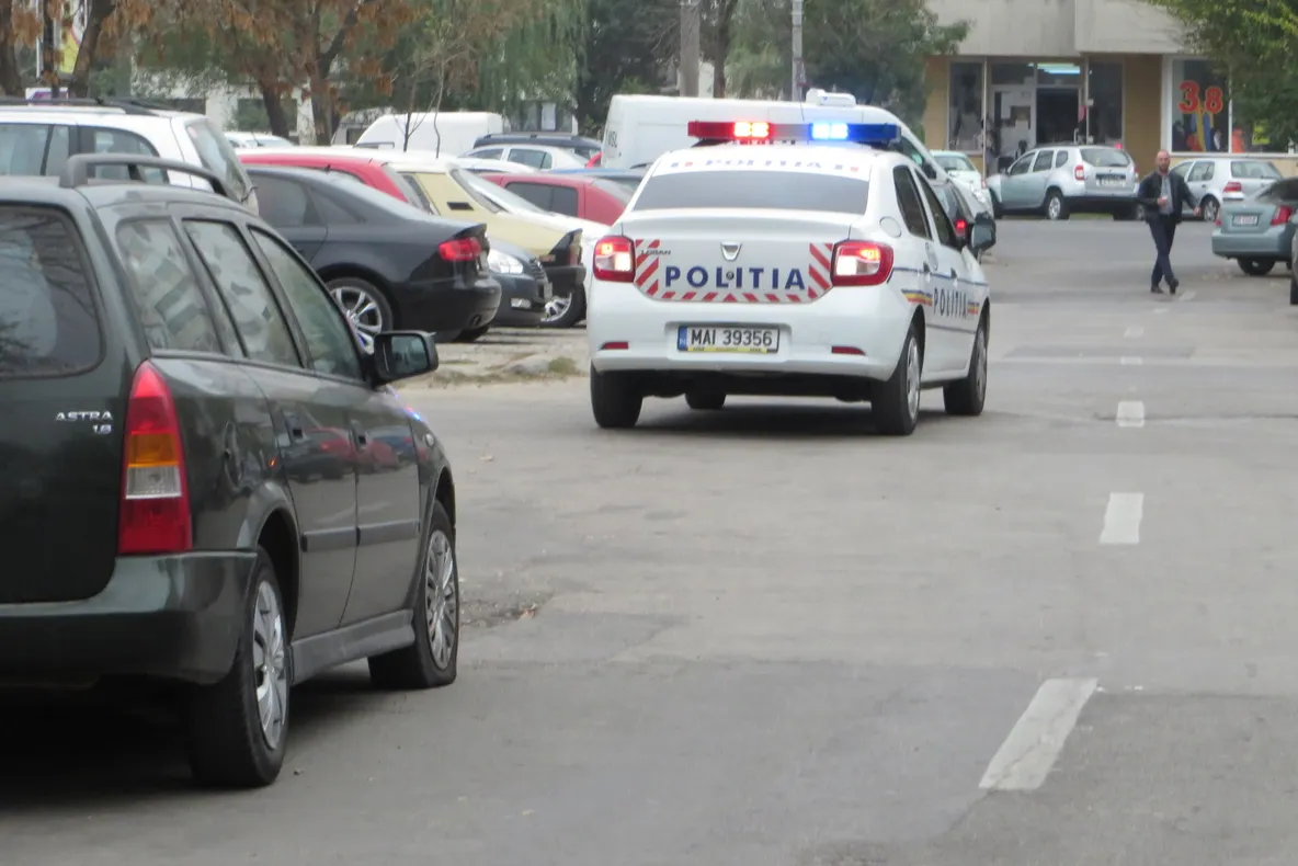 Tupeul unui tânăr de 19 ani. S-a urcat la volan deși polițiștii îi suspendase permisul cu o zi înainte