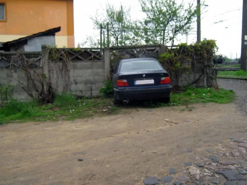 După ce a consumat alcool și s-a urcat la volan, șoferul a parcat mașina în gardul vecinului