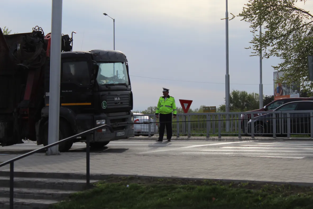 Camion cu deșeuri neferoase răsturnat pe DE 584