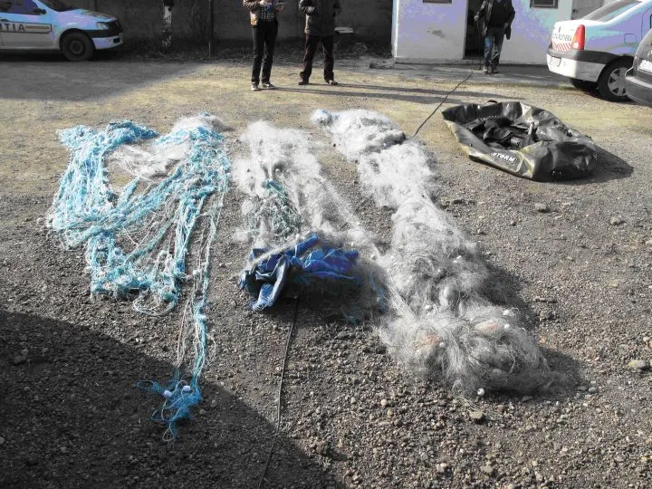 Percheziții la doi bărbați din Tichilești bănuiți de braconaj piscicol