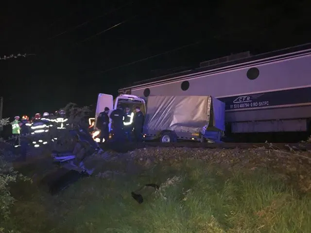 Doi brăileni printre pasagerii microbuzului lovit aseară de tren