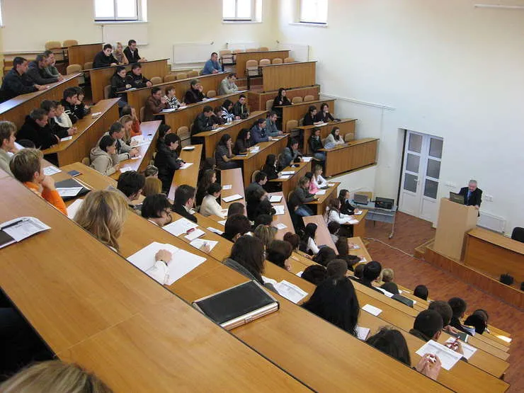Tinerii cu rezultate remarcabile la învăţătură, sprijiniţi financiar de Guvern