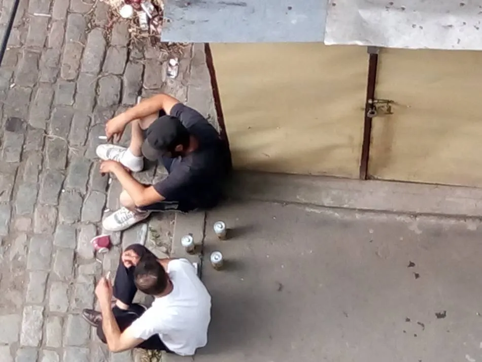 Consumul de alcool pe domeniul public este interzis! Trei brăileni au fost amendați de Poliția Locală