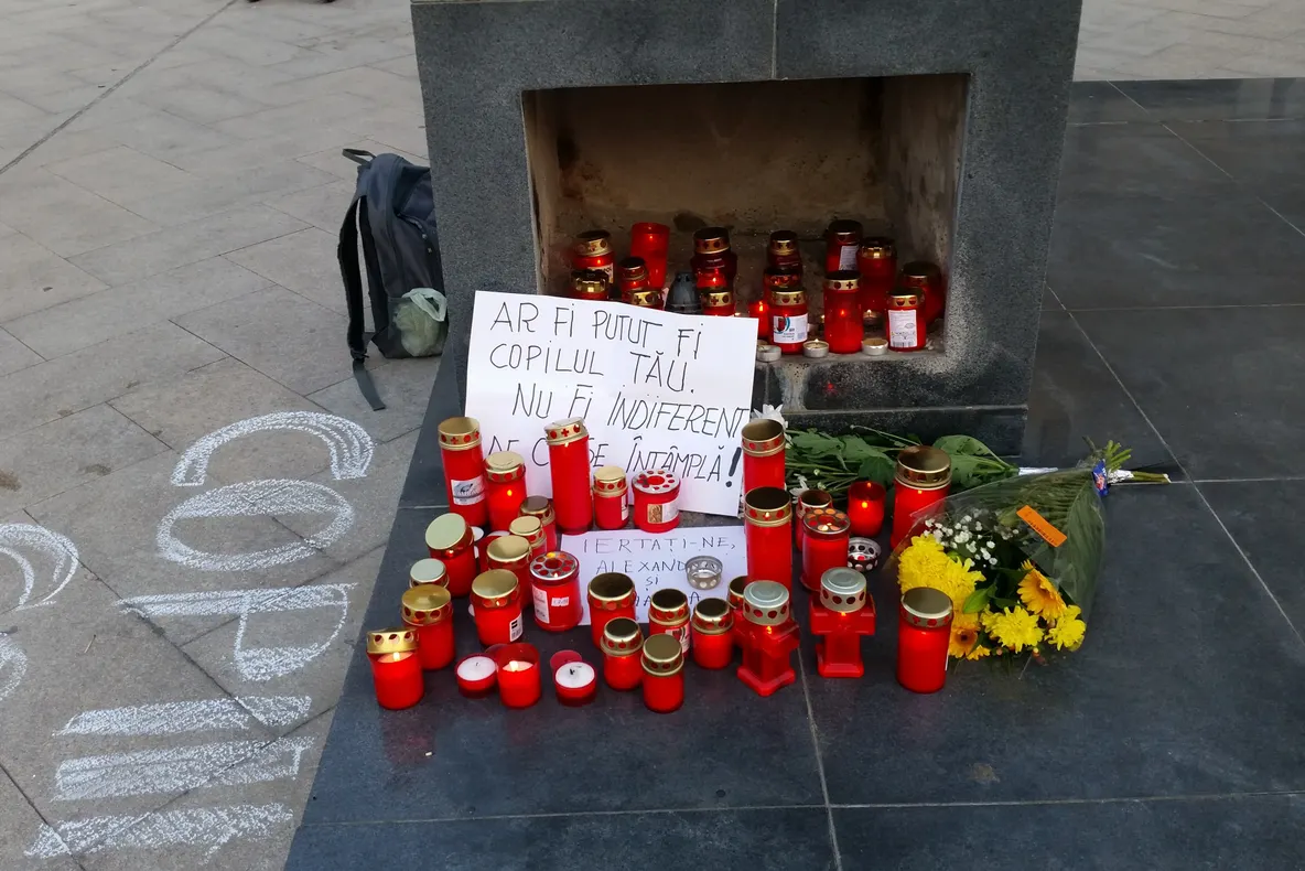 Brăilenii au aprins lumânări la Troița din Piața Independenței în memoria fetei ucise la Caracal