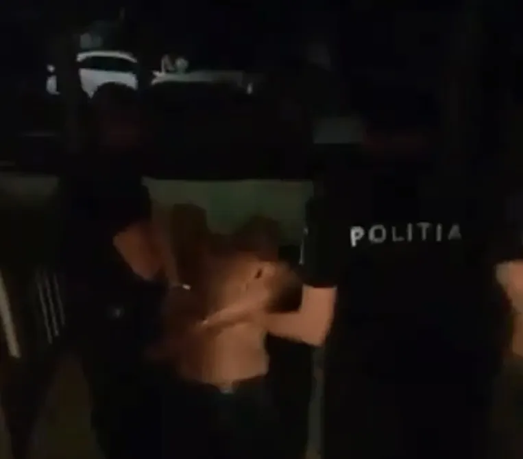 Locatarii unui bloc din Brăila terorizați de un locatar care a distrus casa scării cu o macetă