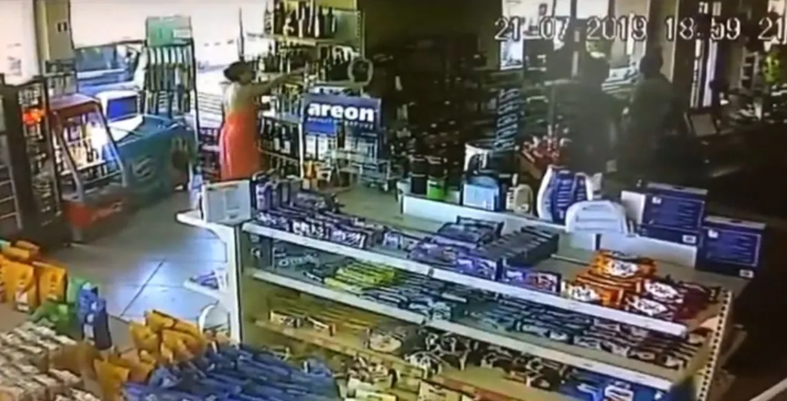 Femeie căutată de polițiști după ce a furat mai multe bunuri din magazinul unei benzinării din comuna brăileană Viziru