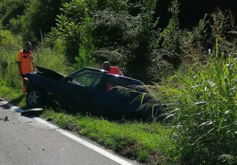 Un brăilean de 78 de ani s-a ales cu dosar penal după ce a intrat cu mașina într-un cap de podeț