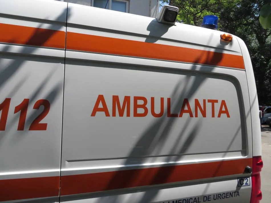 Acroșată cu oglinda de un autoturism în timp ce se deplasa pe partea carosabila