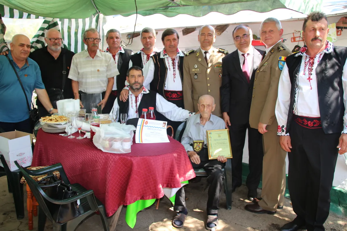 Veteran de război din județul Brăila aniversat la împlinirea vârstei de 105 ani