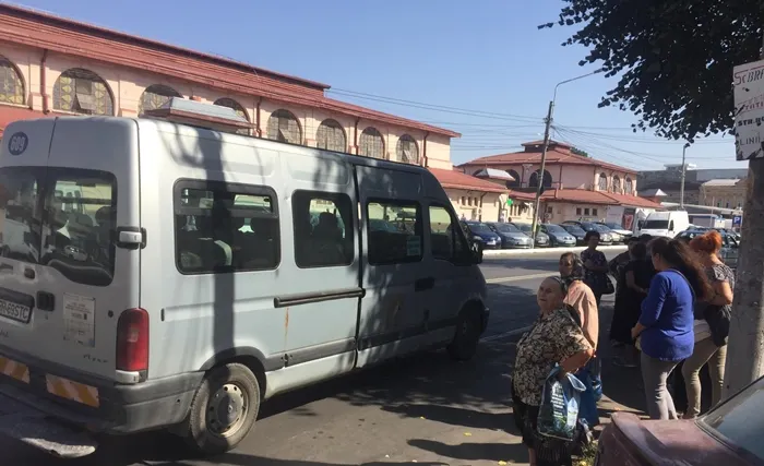 VIDEO – Un alt incident marca ”BRAICAR”! Ușa microbuzului a căzut la plecarea din stație