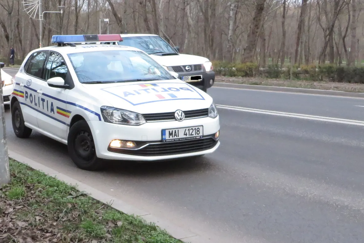 A vrut să întoarcă fără să se asigure și a fost izbit în plin de un alt autoturism