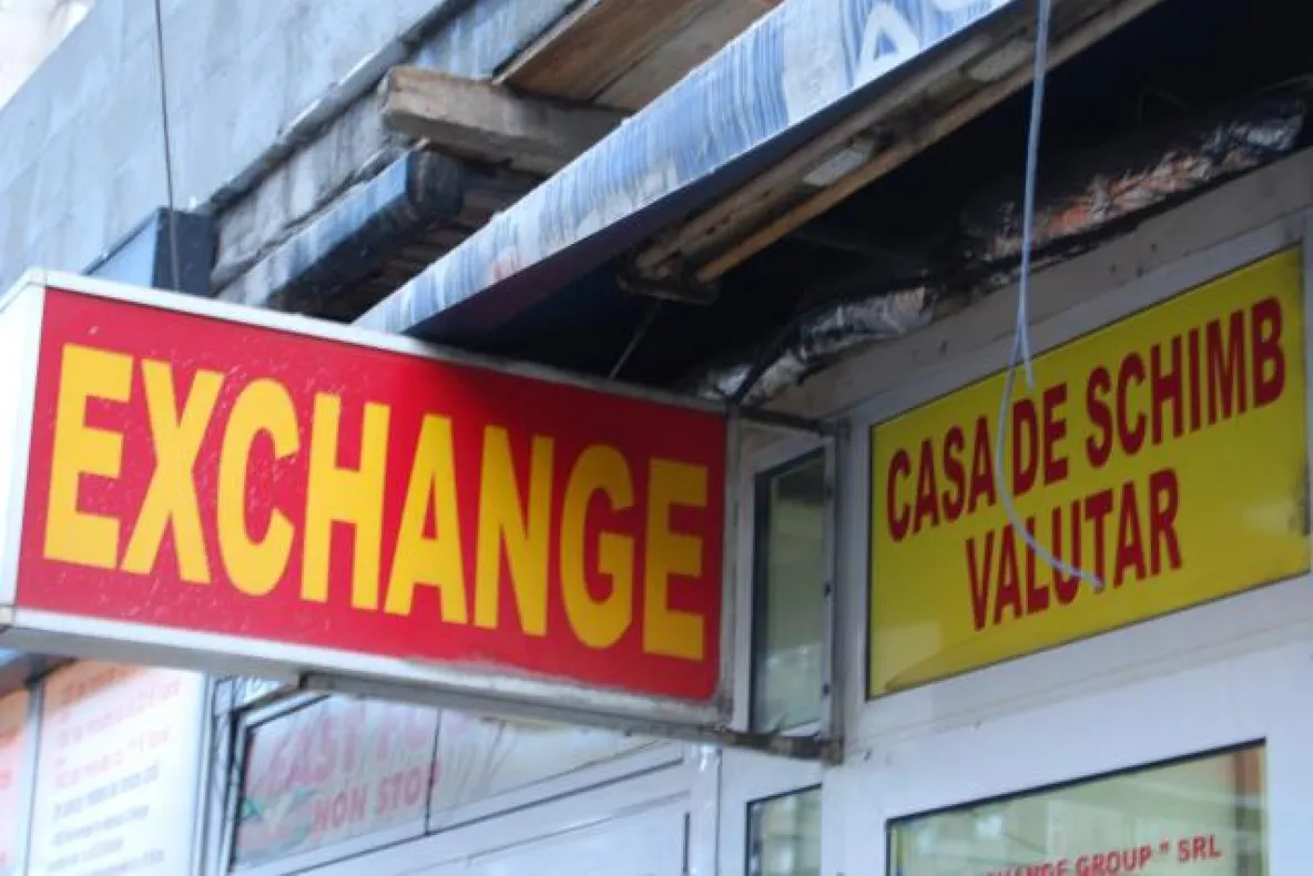 Euro atinge un nou maxim istoric, în timp ce Bursa de la București deschide pe roșu