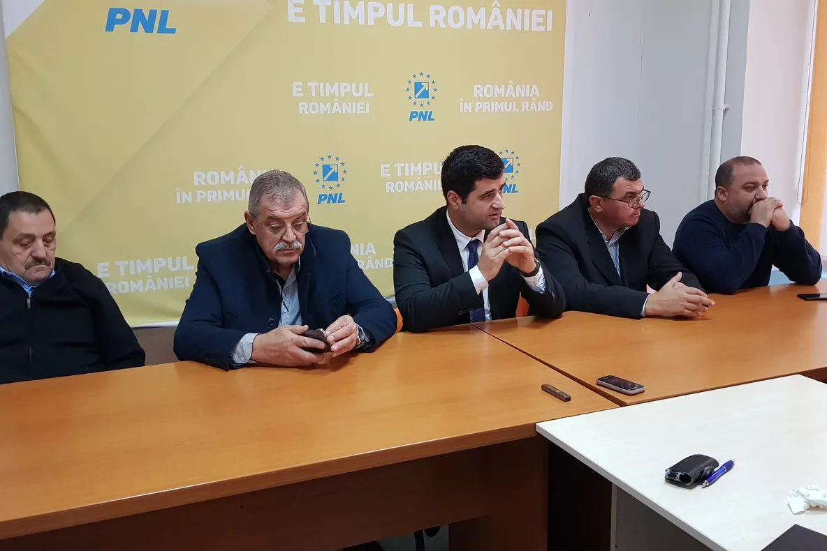 Mișcări de forțe în Consiliul Județean! Liberalii caută să facă majoritatea! Scaunul lui Chiriac se clatină!