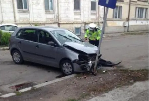 Tamponare duminică la prânz între două autoturisme conduse de șoferițe