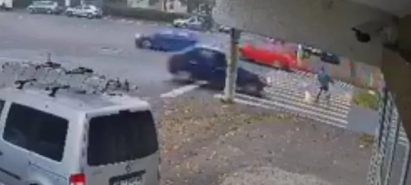 Accidentat în timp ce traversa strada pe trecerea de pietoni