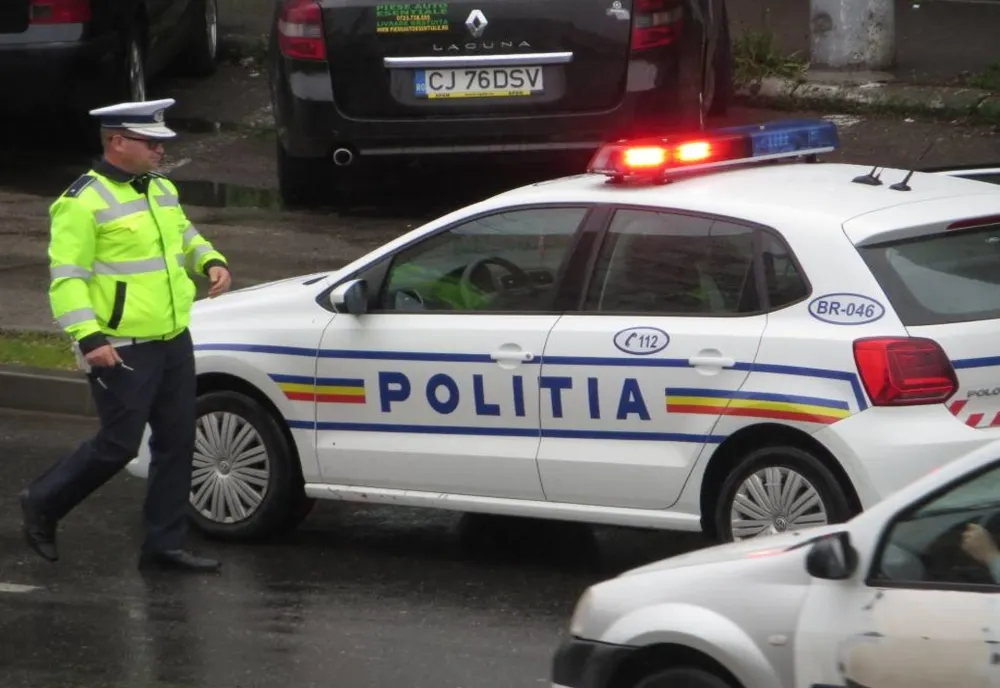Depistat de polițiști la volanul unui vehicul radiat din circulație, dar și cu două obiecte periculoase într-o geantă 