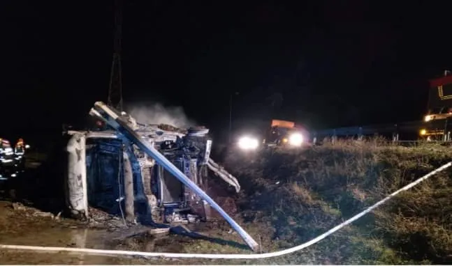 TIR încărcat cu pui congelați răsturnat în județul Constanța