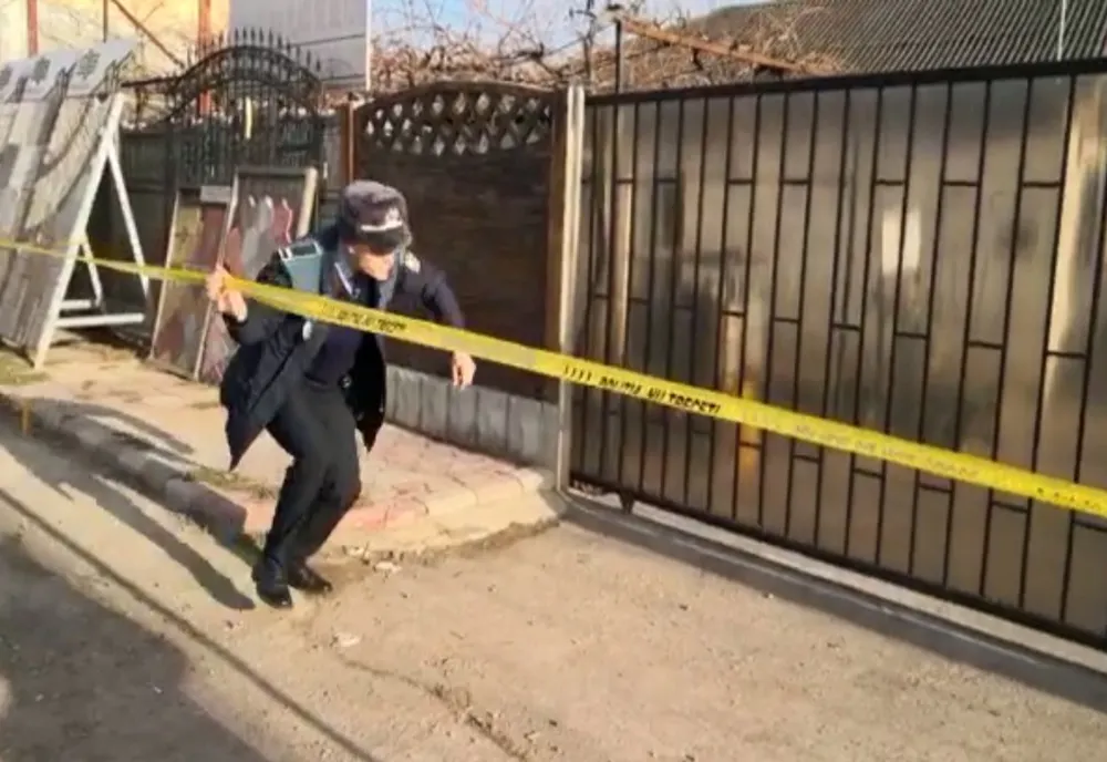 Un bărbat de 76 de ani bănuit de uciderea bărbatului găsit mort în curte la Vărsătura