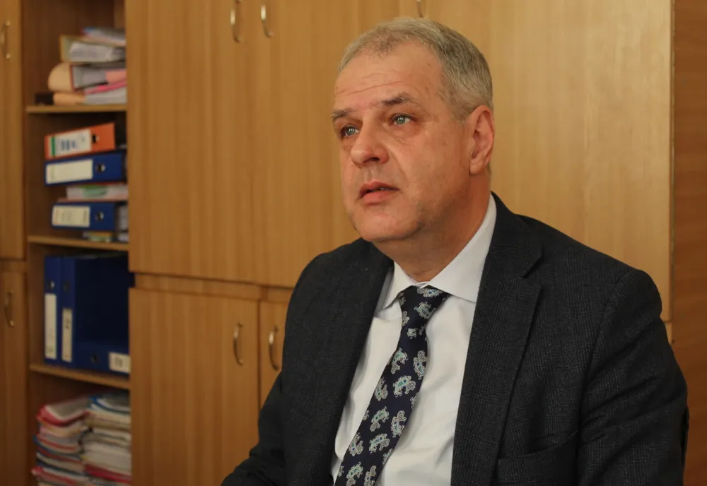 Ce școli din județul Brăila mai au WC-urile în curte