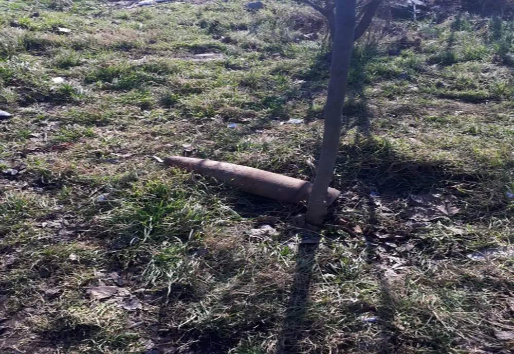 Proiectil exploziv calibrul 152 mm descoperit pe un teren de pe Șoseaua Baldovinești
