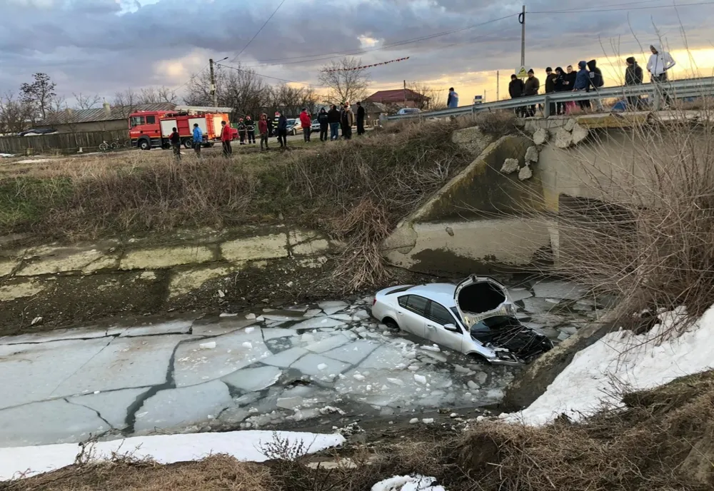 A căzut cu mașina într-un canal de irigații