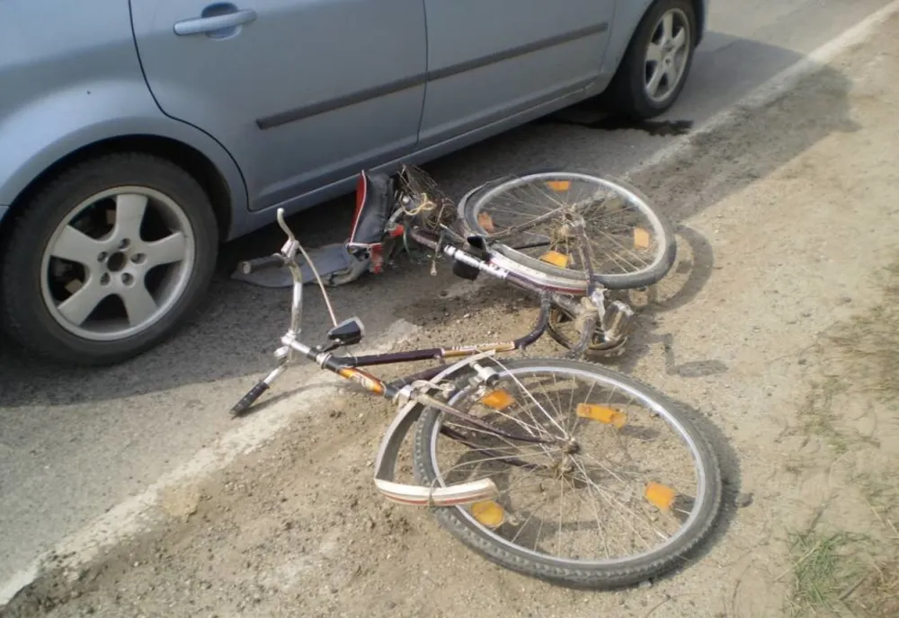 Cu o manevră greșită a accidentat un biciclist de 16 ani 