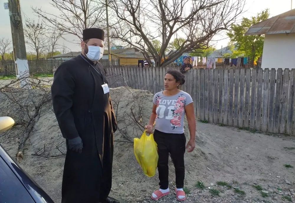 Pachete cu alimente neperisabile și alte daruri de suflet oferite de Parohia Viziru familiilor nevoiașe și vârstnicilor