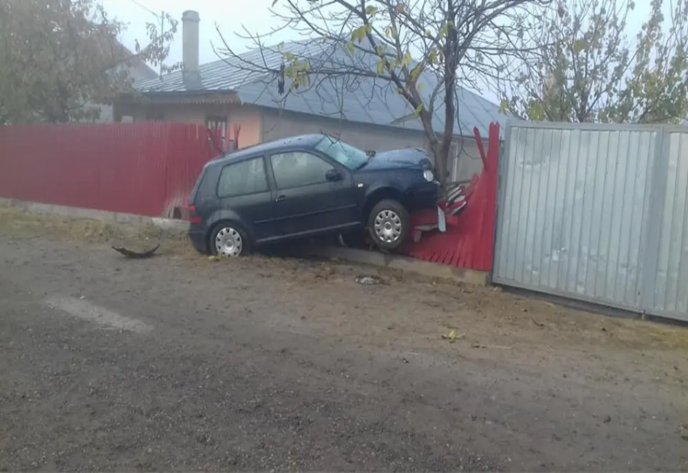 Rupt de beat a intrat cu mașina în gardul unui consătean