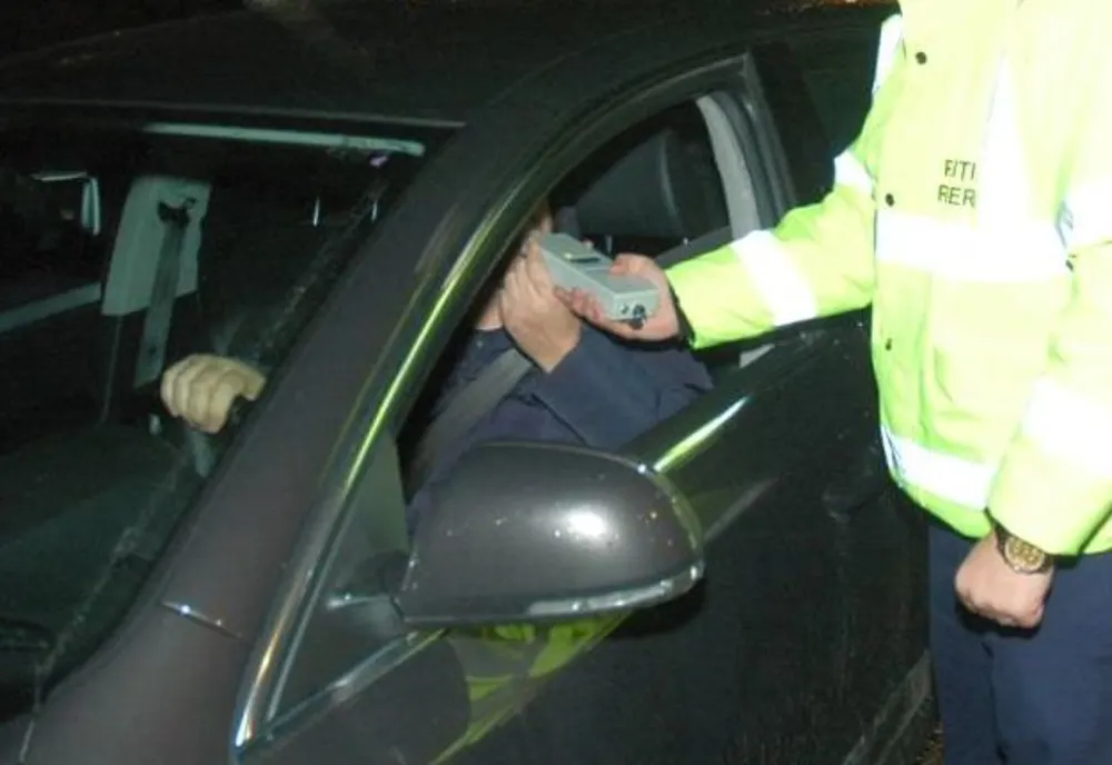 Amendat pentru că circula după ora 23 și dosar penal pentru conducere sub influența alcoolului