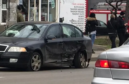 Video: A trecut pe roșu și a produs un accident cu o victimă