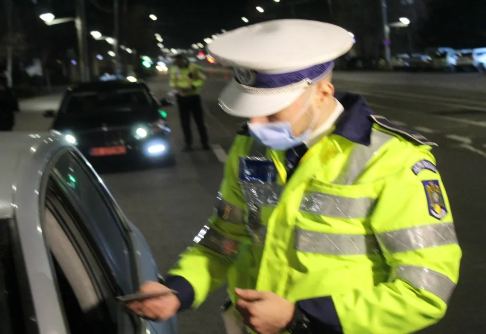 În noaptea de sâmbătă spre duminică polițiștii au depistat 52 de persoane care nu au respectat interdicțiile privind circulația persoanelor în afara locuinței