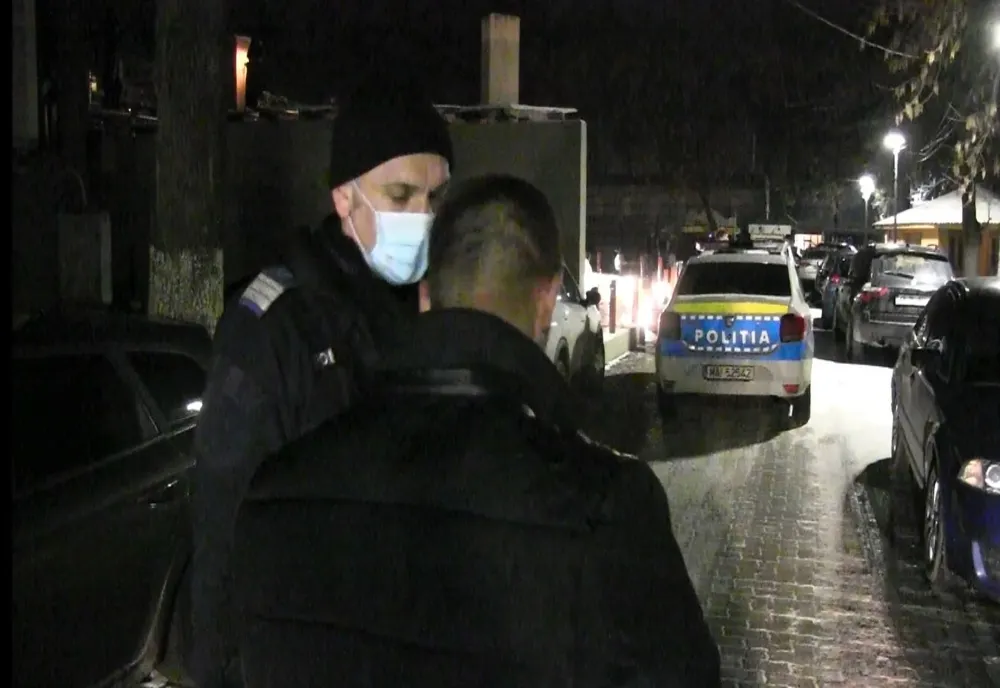 Petrecere cu 10 persoane oprită de polițiști în comuna Visani