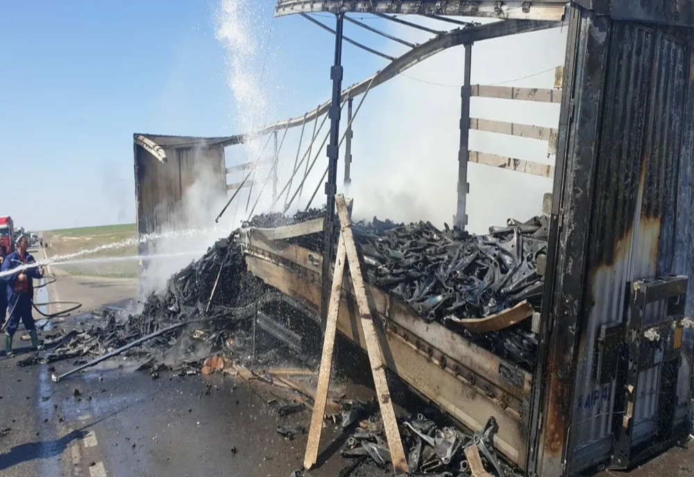 TIR înmatriculat în Turcia a luat foc