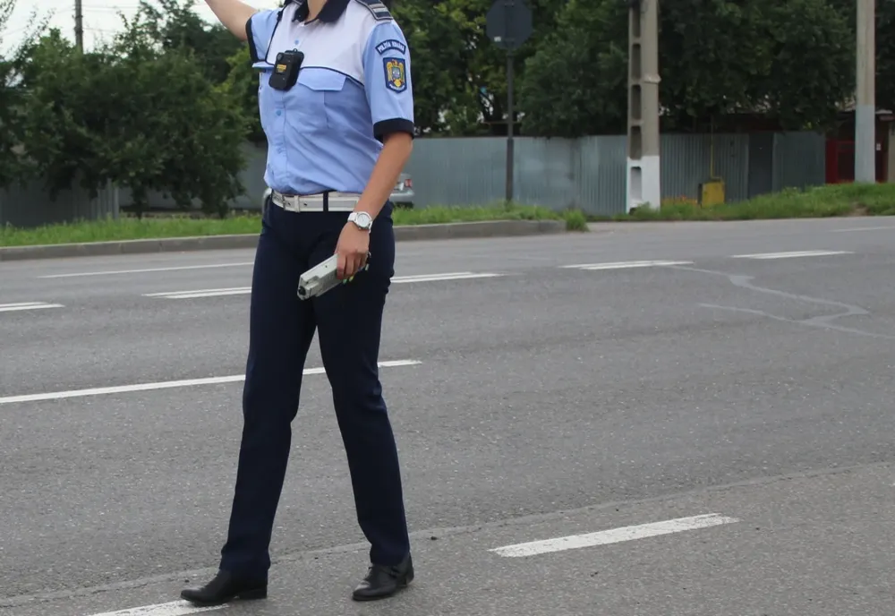 Unul băut, celălalt fără permis, nu au oprit la semnalele polițiștilor