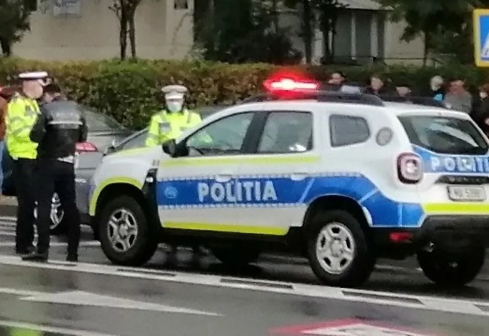 Un şofer gălăţean s-a răsturnat cu maşina după ce a intrat în coliziune cu o altă maşină pe strada Grivița din Brăila