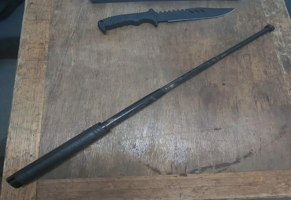 Minor depistat cu arme albe de un jandarm aflat în timpul liber 