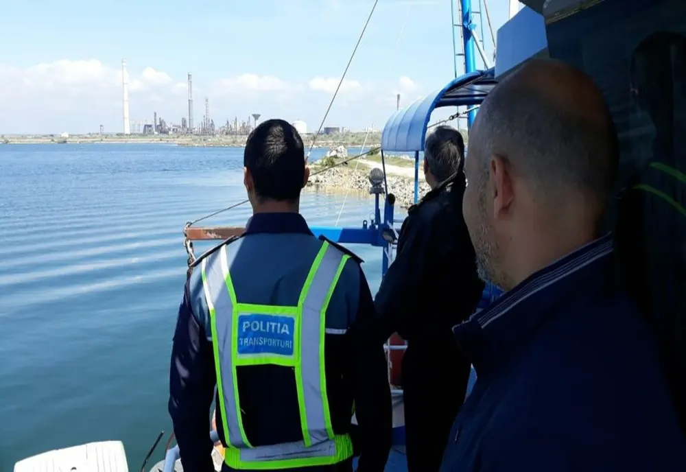 Polițiștii au identificat un teren, împrejmuit cu gard metalic,care coboară de la digul de protecție, până la luciul de apă, ridicat prin depunerea de deșeuri provenite din construcții și pământ