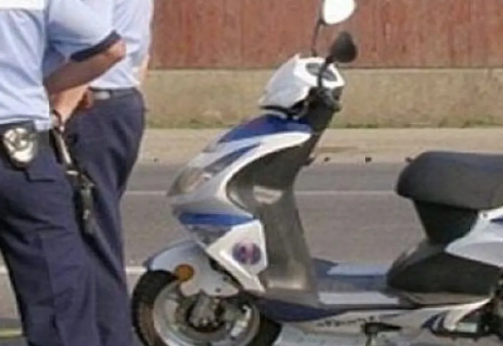 Cercetat penal pentru furtul unui moped parcat în fața locuinței