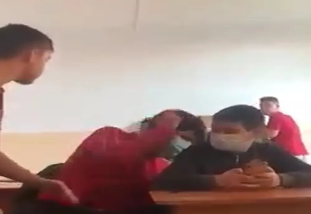 Elev bătut în clasă de un coleg 