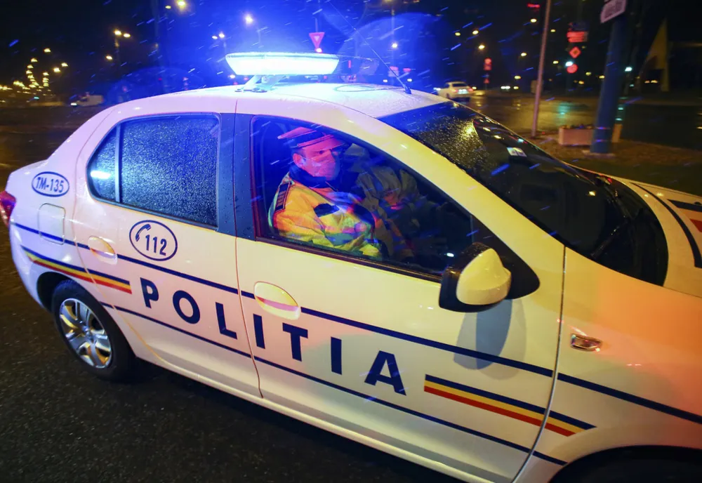 Administratorul unei societăți amendat pentru că a permis accesul clienților la interior după ora 22
