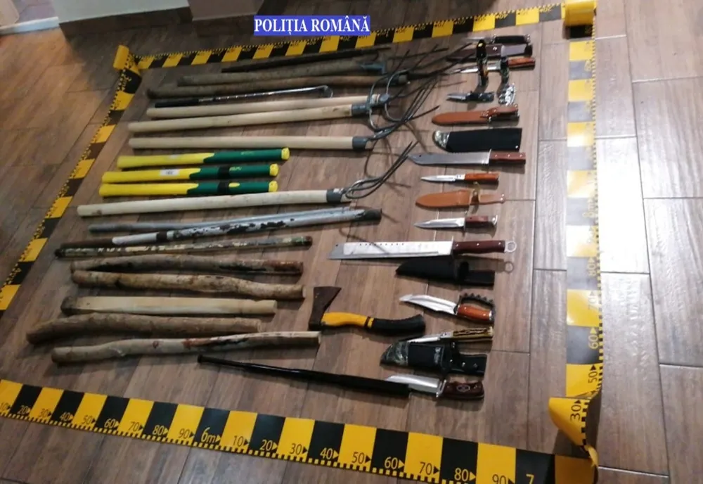 Furci, topoare, cuțite și bâte descoperite de polițiști la persoanele suspecte că au distrus un vehicul parcat pe Calea Galați din municipiul Brăila