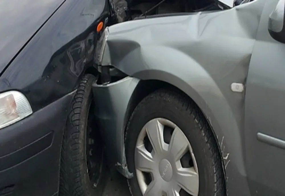 A plecat de pe loc și a lovit un alt autoturism. Ghinionul lui a fost că nu are permis de conducere