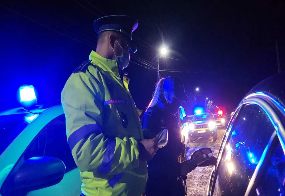 Un brăilean de 25 de ani, aflat sub influența alcoolului, a intrat cu mașina într-un refugiu de tramvai