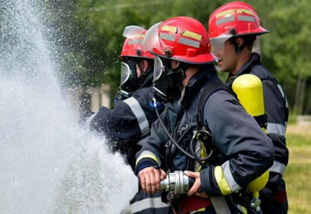 Subunitățile ISU Brăila au fost solicitate să intervină pentru limitarea și lichidarea unui incendiu de vegetație uscată și gunoi menajer