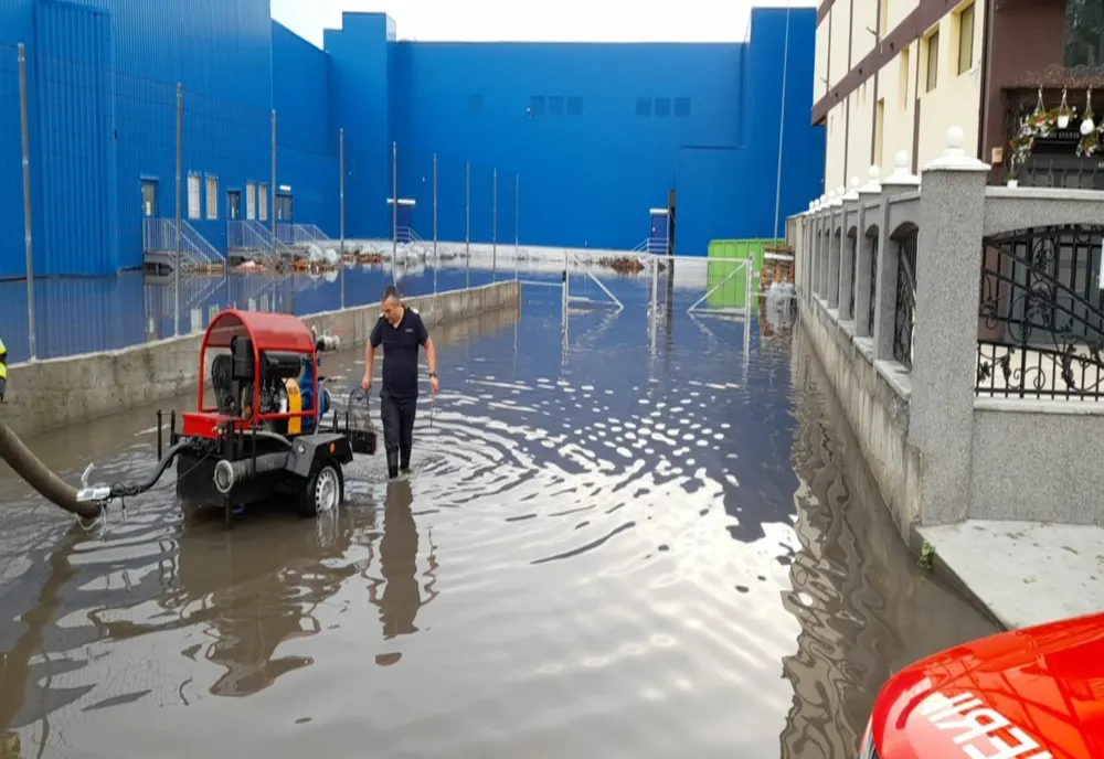 Străzi inundate în Brăila în urma ploilor torențiale